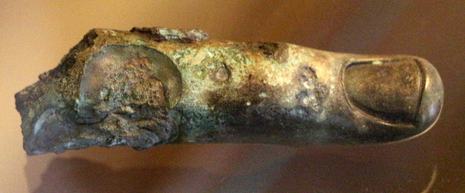 Dito di statua in bronzo, dalla zona del palazzo di teodorico, V-VI secolo foto di Sailko